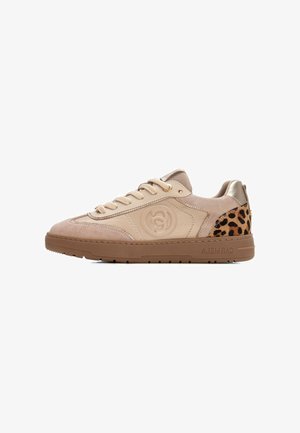 Zapatilla beige con materiales de ante y cuero, que presenta un acento de estampado de leopardo, herrajes dorados y una suela de goma texturizada.