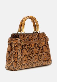 Bolso con estampado de serpiente marrón y negro, asas de bambú, herrajes en tono dorado y bolsillo trasero con cremallera. Diseño estructurado con acabado texturizado.