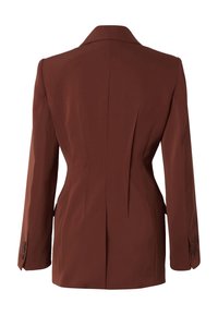 Blazer marron sur mesure avec épaules structurées, manches longues, poignets boutonnés et détails de couture au dos pour une forme ajustée.