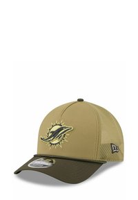 Khakifarbene Mütze mit Netzseitenpaneelen, versehen mit einem gestickten Delfinlogo in Schwarz und Gold. Der Schirm ist dunkelbraun mit Nahtdetails.