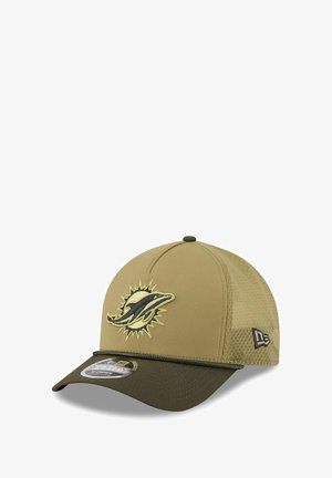 Khakifarbene Mütze mit Netzseitenpaneelen, versehen mit einem gestickten Delfinlogo in Schwarz und Gold. Der Schirm ist dunkelbraun mit Nahtdetails.