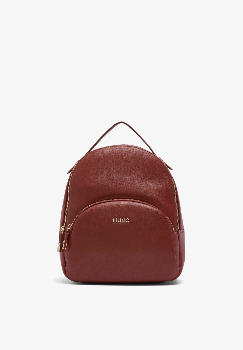 Sac à dos en cuir marron avec poignée supérieure, poche avant zippée et logo doré "LIU·JO" centré sur la poche.