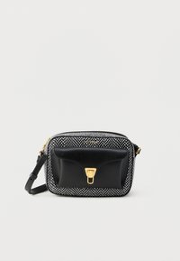 Μαύρη δερμάτινη τσάντα χιαστί με λευκό πουα σχέδιο, χρυσά μεταλλικά στοιχεία, μπροστινή τσέπη και ρυθμιζόμενο λουρί. Με συμπαγές ορθογώνιο σχήμα.