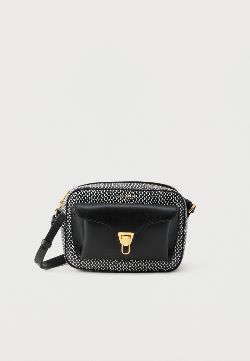 Μαύρη δερμάτινη τσάντα χιαστί με λευκό πουα σχέδιο, χρυσά μεταλλικά στοιχεία, μπροστινή τσέπη και ρυθμιζόμενο λουρί. Με συμπαγές ορθογώνιο σχήμα.