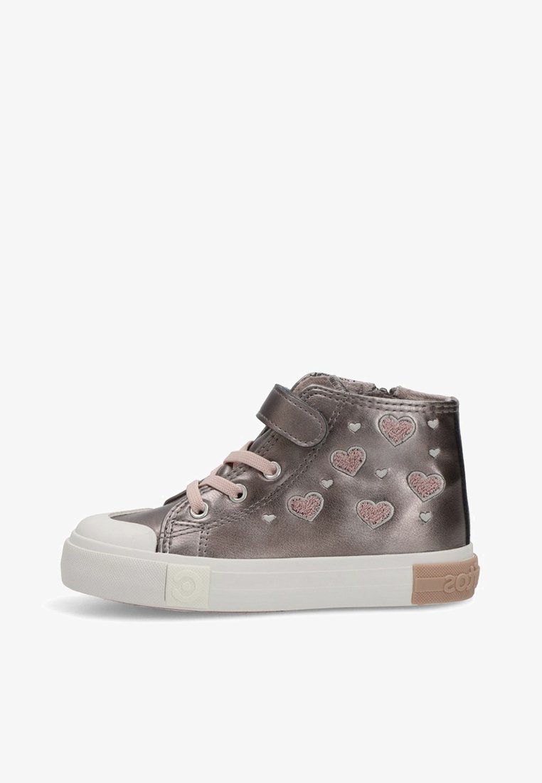 Zapatilla alta gris para niños con cordones rosas, tira de Velcro y corazones bordados en rosa y blanco en el costado.