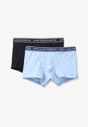 Deux paires de boxers pour hommes, un noir et un bleu clair avec de petits symboles blancs, tous deux avec une ceinture élastique de marque.