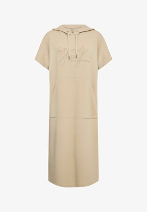 Robe à capuche beige avec des manches courtes, poche avant et design de texte en écriture. Fabriquée en tissu doux avec une coupe décontractée, arrivant au milieu du mollet.