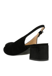 Černé semišové slingback boty s kulatou špičkou, pevný blokový podpatek a designem s výřezy. Texturovaná podšívka dodává detail.