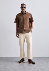 Essential Collective LINEN TROUSERS WITH DRAWSTRING - Bukse - sand