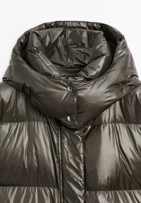 Lśniąca, ciemnoszara kurtka puchowa o szerokim, wyściełanym kołnierzu i zatrzaskach wzdłuż zapięcia na szyi.