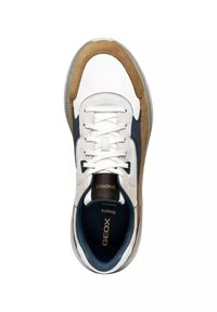 Sneaker bianca con accenti marroni e blu navy, materiali in suede testurizzato e pelle liscia, dotata di una linguetta imbottita e lacci. Logo del marchio visibile.