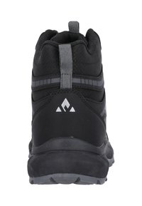 Scarponi da trekking neri con tomaia in tessuto testurizzato, colletto imbottito, dettagli riflettenti e suola in gomma robusta. Logo visibile sul retro.