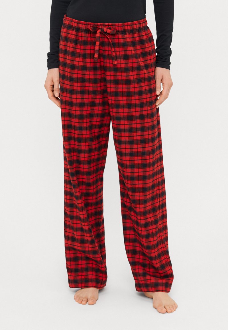 Rød og sort ternet pyjamabukser med løs pasform, elastisk talje og snøre, lavet af blødt materiale, velegnet til afslappet brug.