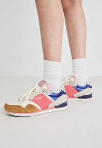 Kijelölve, biscuit beige