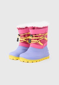 Bunte wasserdichte Schneestiefel mit einem pinken Oberteil, einem violetten Unterteil, einer gelben Sohle und weißem Kunstfellfutter. Verfügt über verstellbare Schnürsenkel für eine sichere Passform.