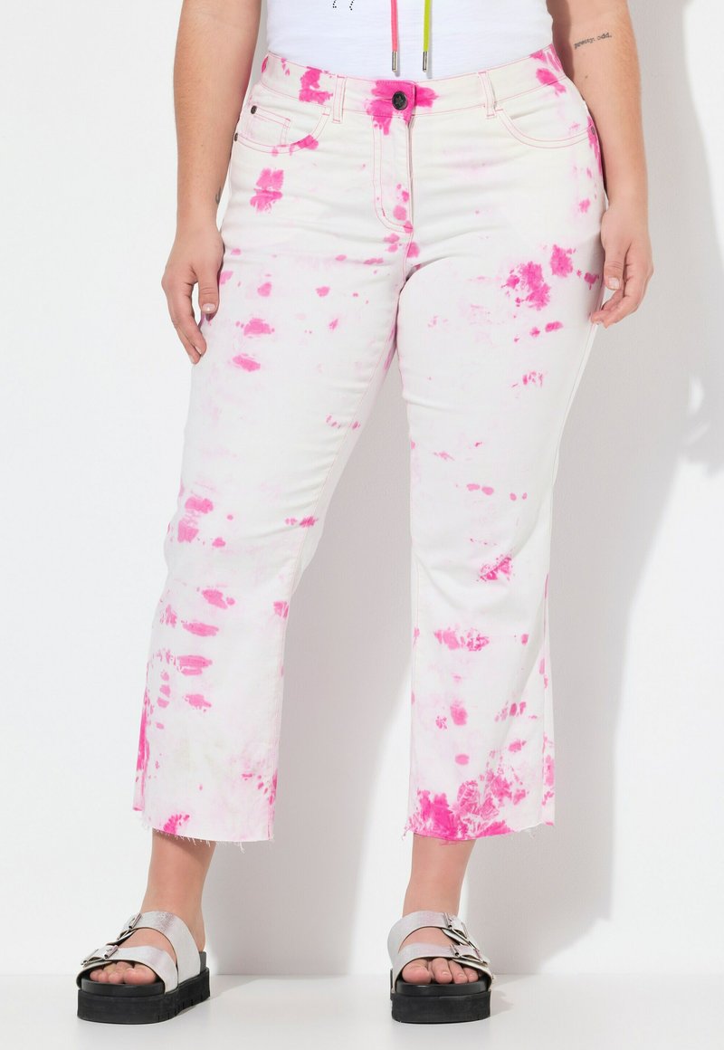 Vita denimjeans med rosa spräckligt mönster, fransad nederkant och en avslappnad passform. Har fem fickor och knappstängning.