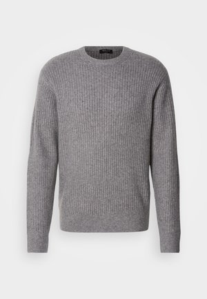 Pull en laine grise côtelé fabriqué à partir d'un tissu doux, avec un col rond et des manches longues, présentant une texture uniforme tout au long du vêtement.