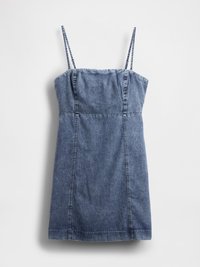 Denim plava bezrukava mini haljina s tankim trakama i vertikalnim šavovima, položena ravno na bijeloj pozadini.