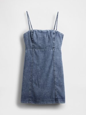 Denim sinine ilma varrukateta mini kleit õhukeste spagetti rihmade ja vertikaalsete õmblusdetailidega, laotatud tasasele valgele taustale.