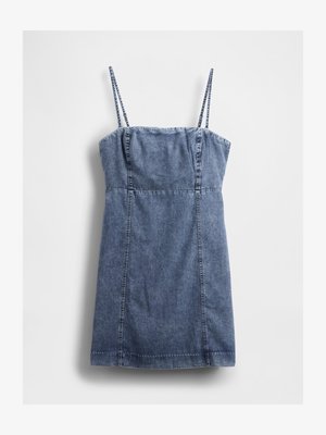 Denim plava bezrukava mini haljina s tankim trakama i vertikalnim šavovima, položena ravno na bijeloj pozadini.