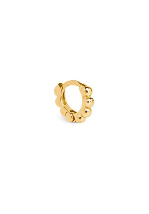 Boucle d'oreille créole en or avec un motif de perles arrondies et en relief entourant le bord extérieur sur fond blanc.