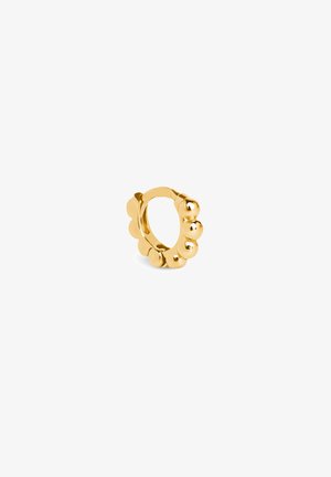 Boucle d'oreille créole en or avec un motif de perles arrondies et en relief entourant le bord extérieur sur fond blanc.