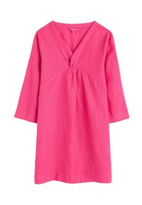 Roze linnen jurk met driekwart mouwen, V-hals en geplooide details bij de buste. Gladde textuur en knie-lange zoom.