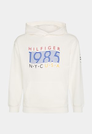 Hvid hættetrøje med en front-kængurulomme. Har rødt, blåt og gult grafisk tekst: "HILFIGER 1985 N.Y.C.U.S.A." på forsiden.