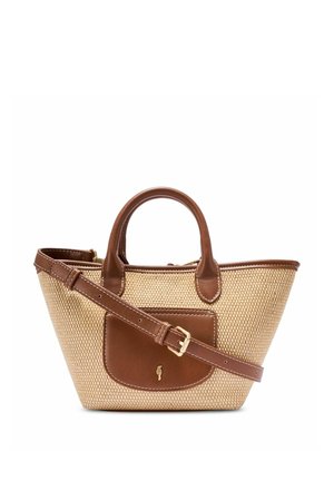 Mała pleciona beżowa torebka z brązowymi skórzanymi wykończeniami, uchwytami, przednią kieszenią oraz regulowanym paskiem na ramię ze złotą klamrą.