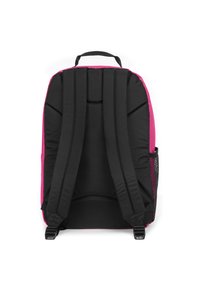 Svart och rosa ryggsäck med vadderade axelremmar, ett handtag på toppen och en sidoficka i nätmaterial. Tillverkad av hållbart tyg med en slät yta.