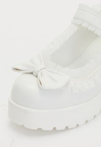 Koi Footwear TIRA RUFFLE MARY JANES PORCELAIN DELIGHTS EDITION - Apavi ar platformu un papēžiem - white