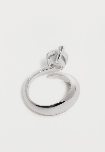 Λαμπερό ασημένιο σπιράλ δαχτυλίδι με μοναδικό γεωμετρικό σχέδιο με βρόχο στη μία άκρη, απεικονισμένο σε απλό λευκό φόντο.