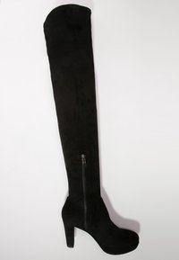 Czarne zamszowe kozaki za kolano z wysokim blokowym obcasem, bocznym zamkiem błyskawicznym i miękką teksturą. Stylowy design zapewniający dopasowany wygląd.