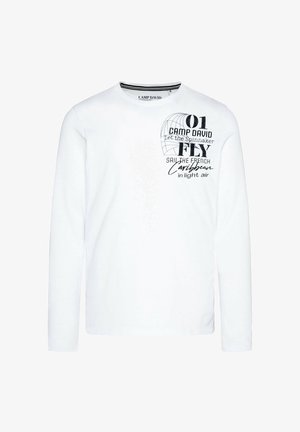 Camiseta blanca de manga larga hecha de algodón, con texto impreso y diseños en negro en la parte delantera, incluyendo un globo terráqueo y motivos de vela.