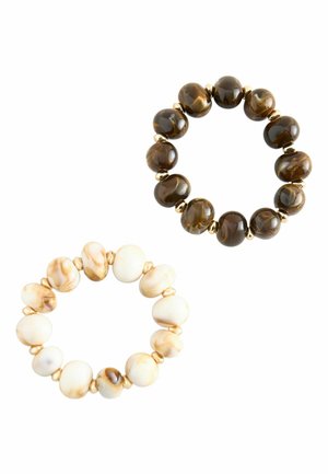 Zwei elastische Armbänder mit Perlen, eines mit polierten braunen marmorierten Perlen und das andere mit polierten beige marmorierten Perlen, getrennt durch kleine goldfarbene Abstandshalter.