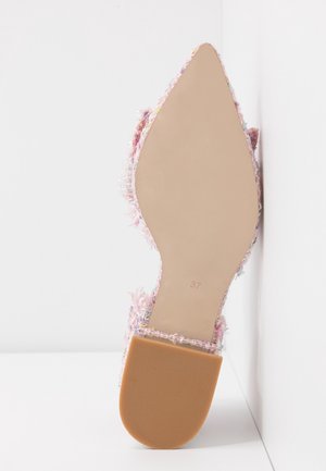 Chaussure à bout pointu avec tige en tissu multicolore texturé, semelle beige, taille 37, et petit talon carré reposant sur une surface blanche.