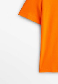 T-shirt a maniche corte in cotone arancione brillante. Texture liscia con scollatura a girocollo e orlo dritto. Senza motivi o dettagli visibili.