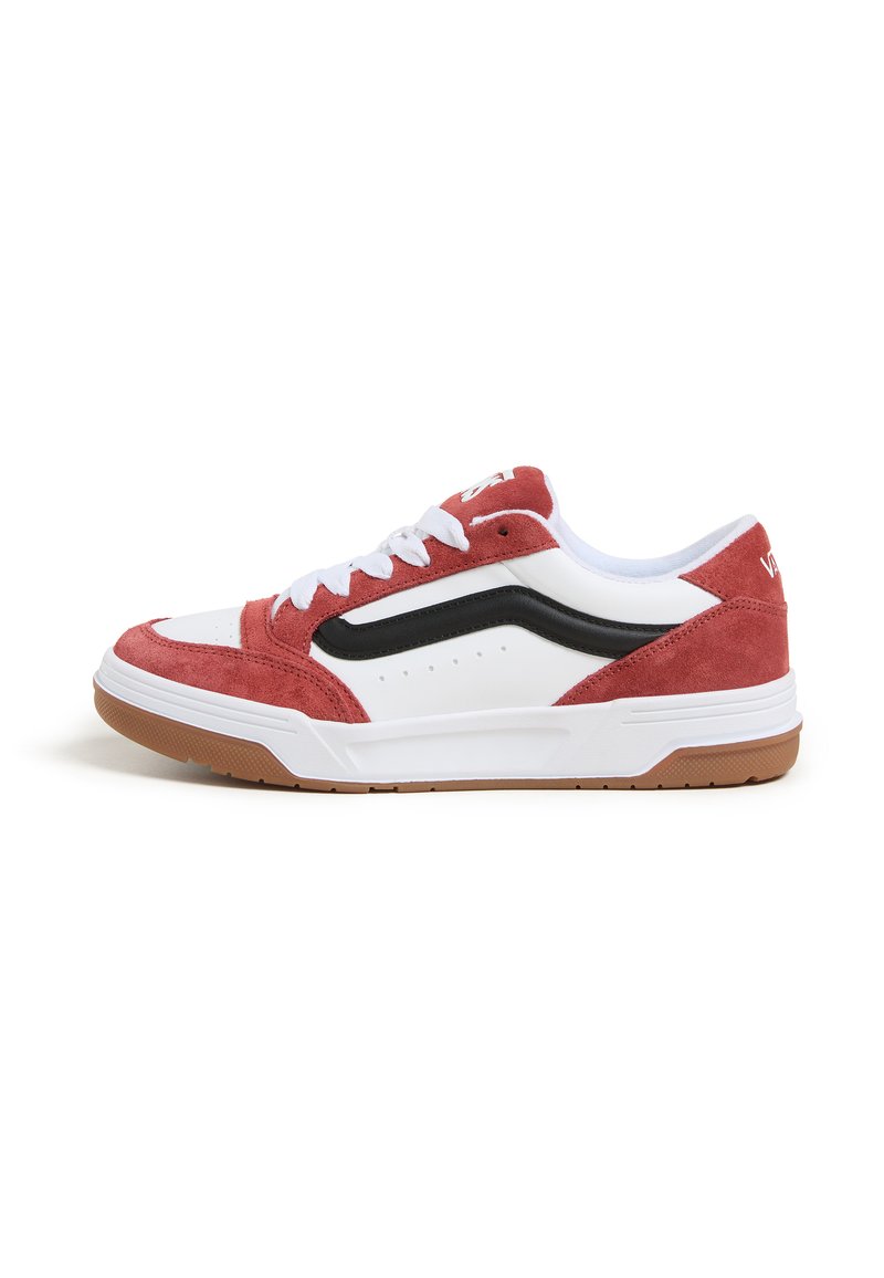 Røde og hvide ruskinds sneakers med sorte accenter, teksturerede paneler, hvide snørebånd og en gummirubsål. Har ventilationshuller langs siden.