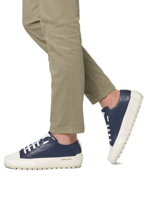 Sneaker in pelle blu con dettagli bianchi, punta arrotondata e chiusura con lacci. Suola testurizzata con marchio sul tallone. Silhouette casual a profilo basso.
