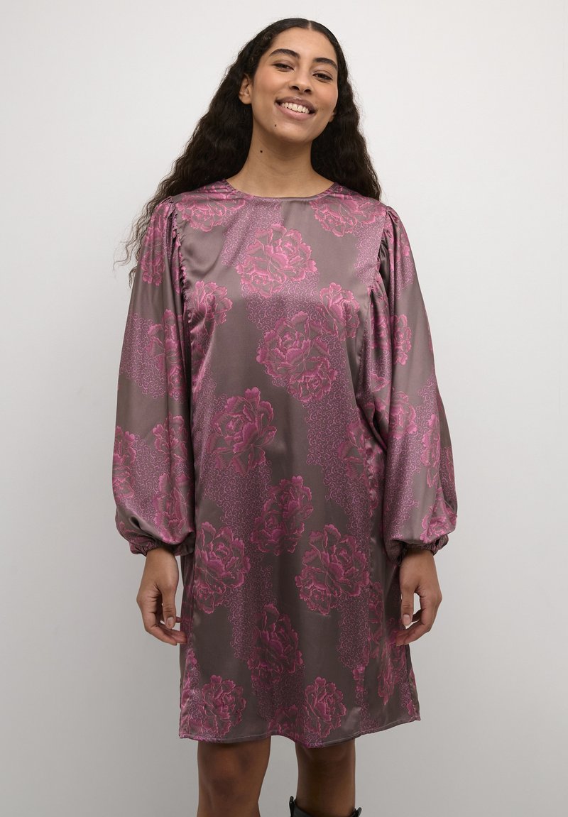 Satin klänning i dämpad lila med puffiga långärmar, prydd med ett rosa blommönster över hela. Designad med rund hals och avslappnad passform.