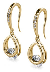 Orecchini color oro con un design a forma di goccia, caratterizzati da anelli intrecciati, adornati con un diamante tondo alla base e piccole pietre lungo la parte superiore.