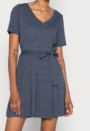 Granatowa sukienka z krótkim rękawem, dekoltem w kształcie litery V, taliowana z detalem wiązania. Sylwetka w kształcie litery A wykonana z miękkiej, teksturowanej tkaniny.