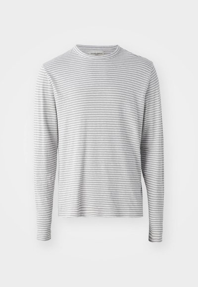 Camisa de manga larga en color gris claro con finas rayas horizontales. Cuello redondo, tejido suave y corte casual. Sin herrajes ni acentos visibles.