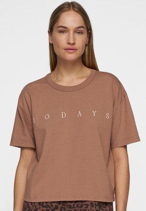 T-shirt in cotone marrone con scollatura rotonda, maniche corte e stampa del testo "10 GIORNI" in bianco sulla parte anteriore.