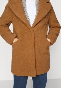 Vero Moda Petite Vinterjacka - camel