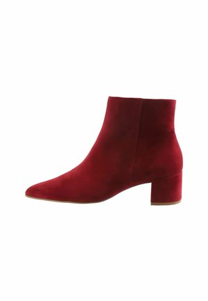 Stivale alla caviglia in suede rosso con punta appuntita e tacco a blocco. Il design presenta una texture liscia e una parte superiore senza cuciture.