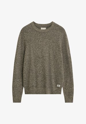 Grauer Melange-Pullover mit rundem Halsausschnitt, gerippten Bündchen und Saum, der ein kleines Markenlabel an der unteren linken Seite aufweist. Strukturierter Strickstoff.