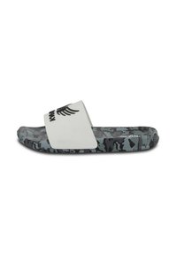 Sandalo bianco con logo nero, dotato di una suola in camouflage grigio e nero. Materiale morbido con design piatto per il massimo comfort.