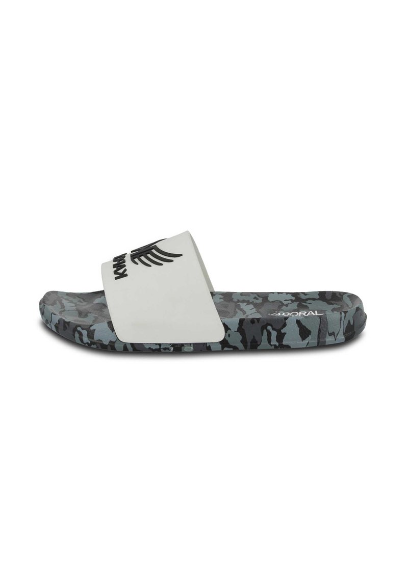 Sandalo bianco con logo nero, dotato di una suola in camouflage grigio e nero. Materiale morbido con design piatto per il massimo comfort.