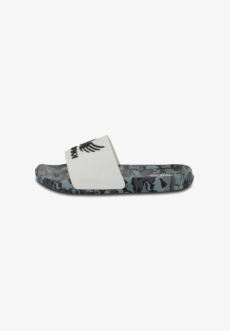 Sandalo bianco con logo nero, dotato di una suola in camouflage grigio e nero. Materiale morbido con design piatto per il massimo comfort.